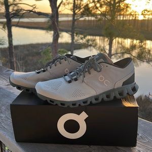 ON Cloud Men’s cloud sneakers. Never worn.